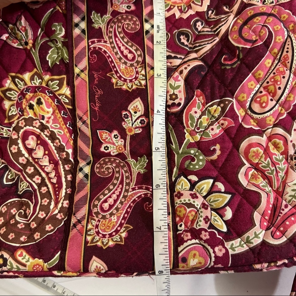 VERA Bradley med bag w pattern in shades of maroon and pink. Excellent condition - Picture 5 of 10
